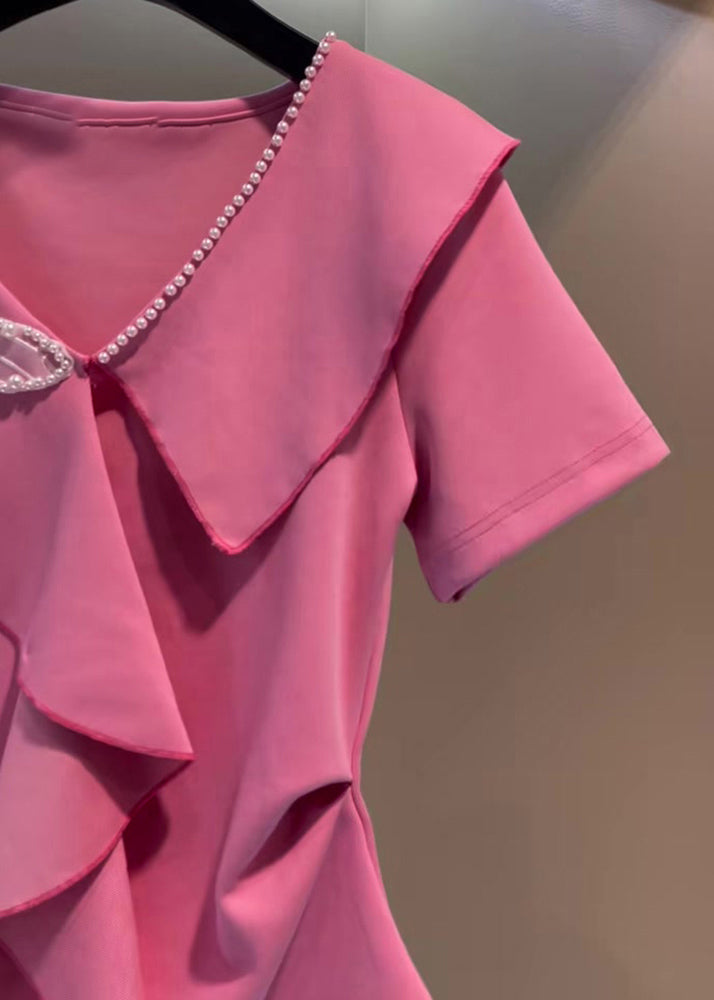 Haut rose mignon à col en V avec broderie papillon et perles à ongles à manches courtes UU1027