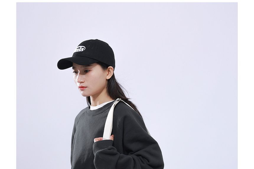 Umhängetasche mit schlichter Klappe