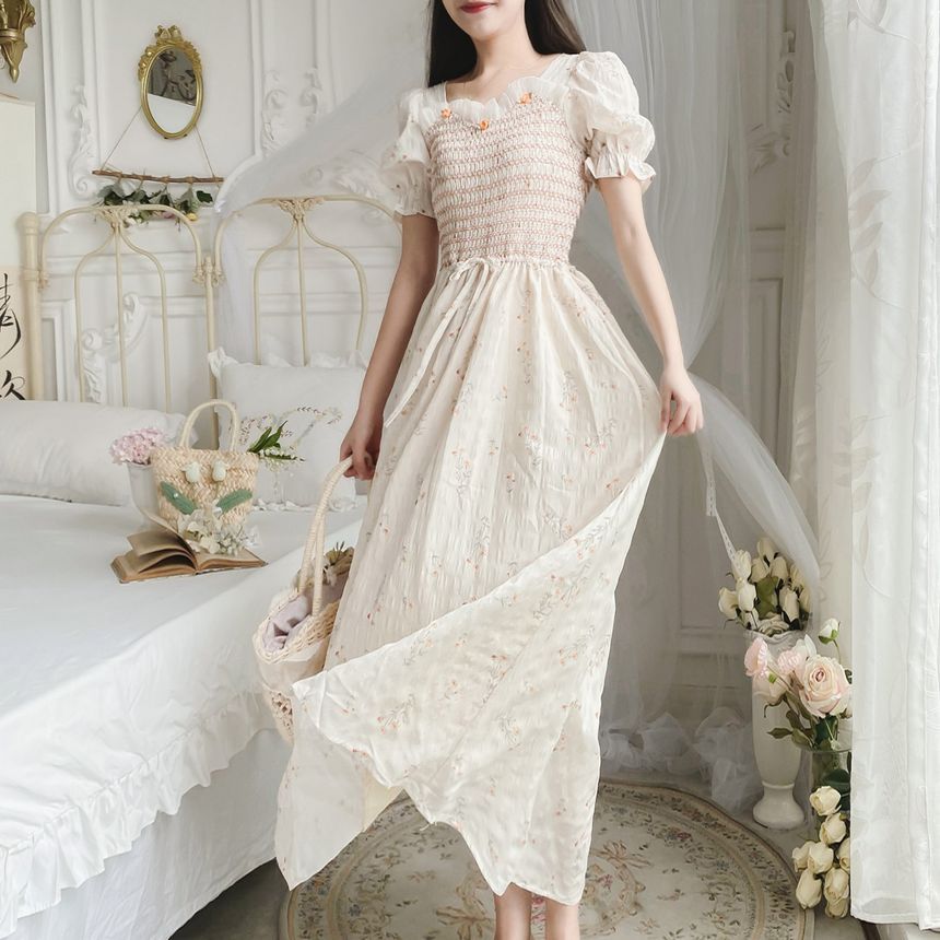 Robe trapèze longue à volants froncés et à manches courtes, encolure carrée et imprimé floral