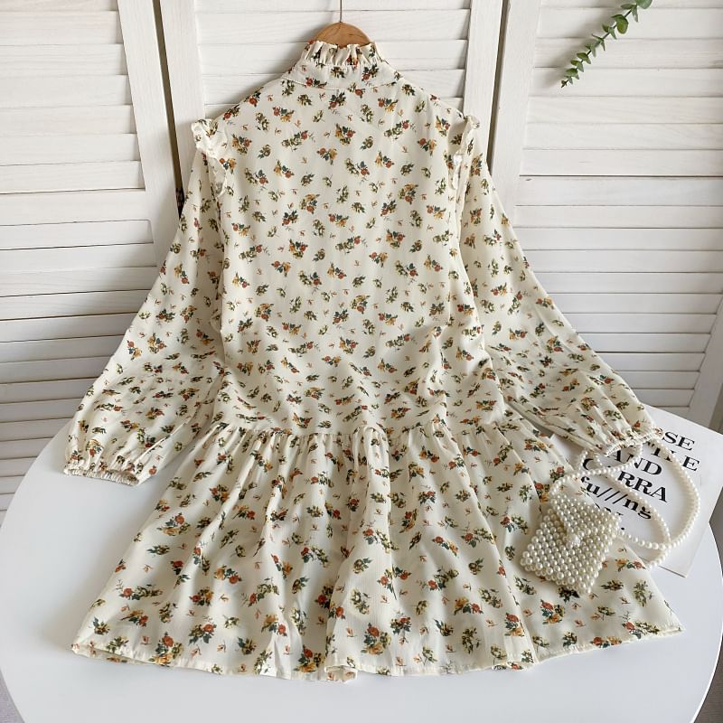 Robe trapèze boutonnée à manches longues et bordure à volants fleuris