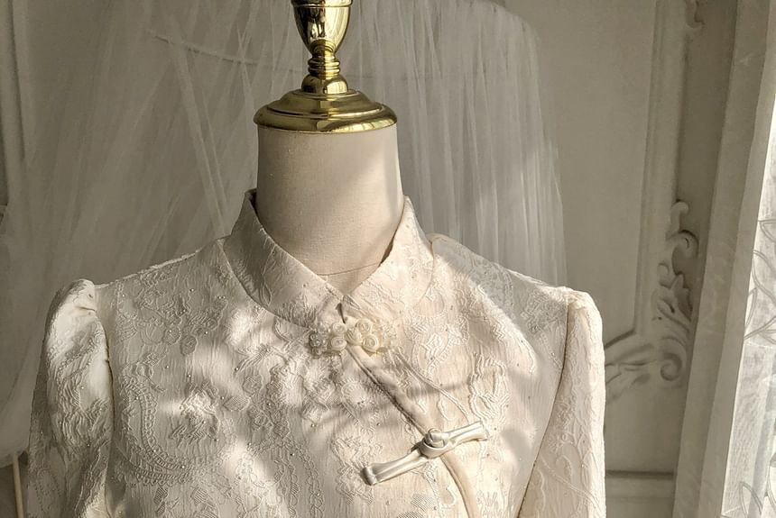 Qipao à manches longues et col montant avec bordure florale duveteuse