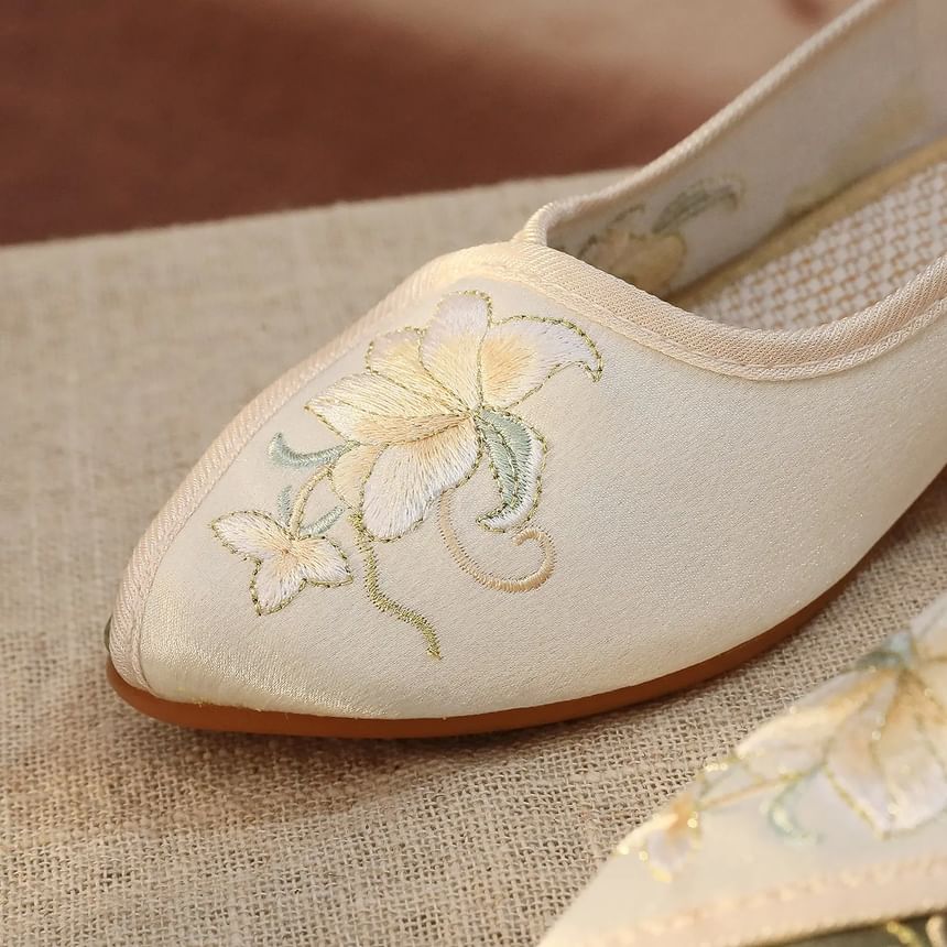 Panel Embroidered Floral Pumps