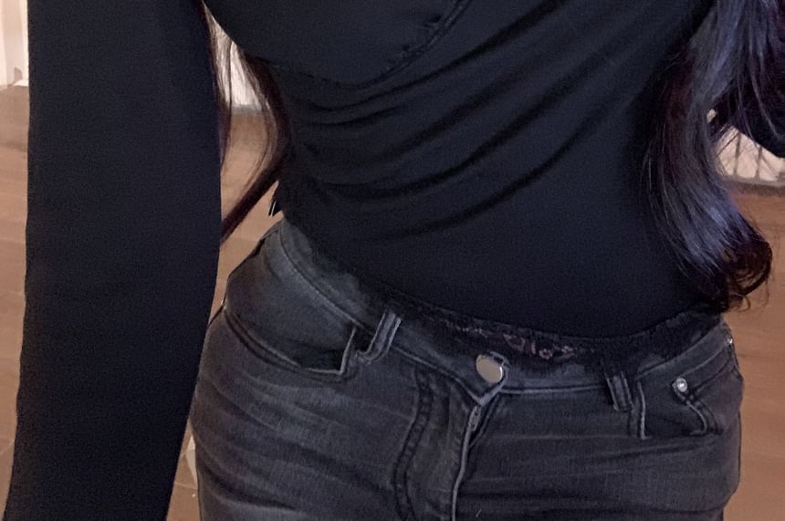 Long-Sleeve Tee Crop Trim Halter-Neck Lace + Set: V-Neck Top