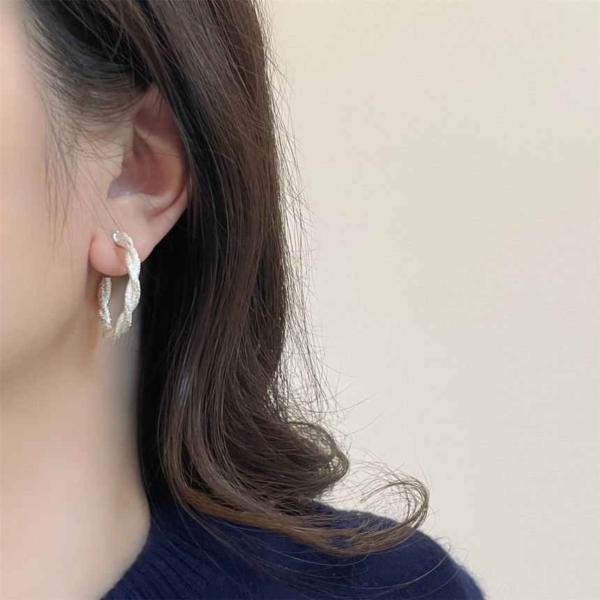 Twisted Earring Huggie