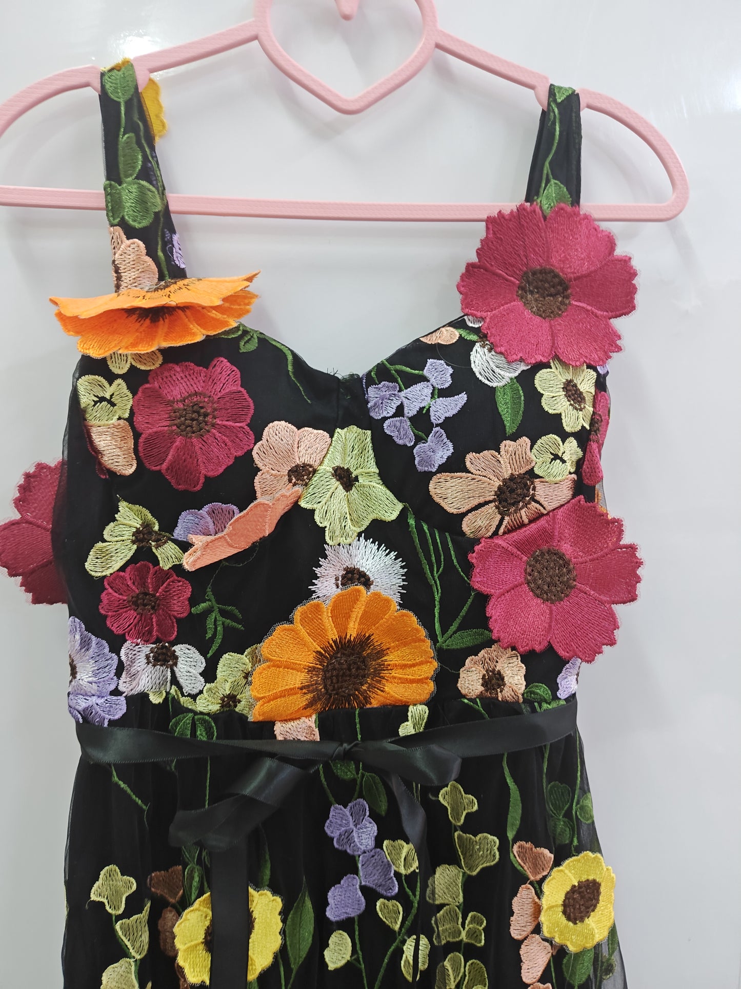 Ärmelloses schwarzes Tüllkleid mit Blumenstickerei und Schnürung WW1058