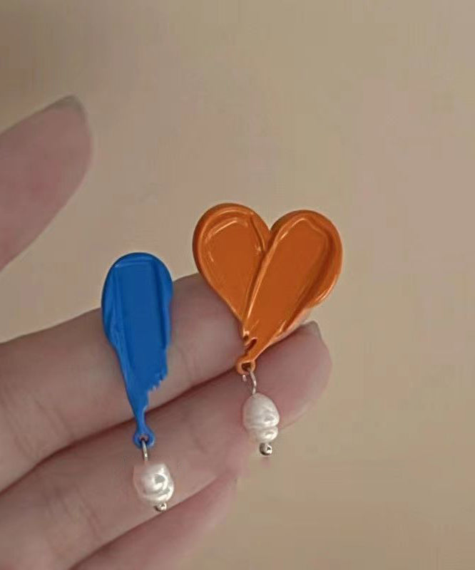 Boucles d'oreilles à tige asymétriques en perles peintes en orange uniques PO040