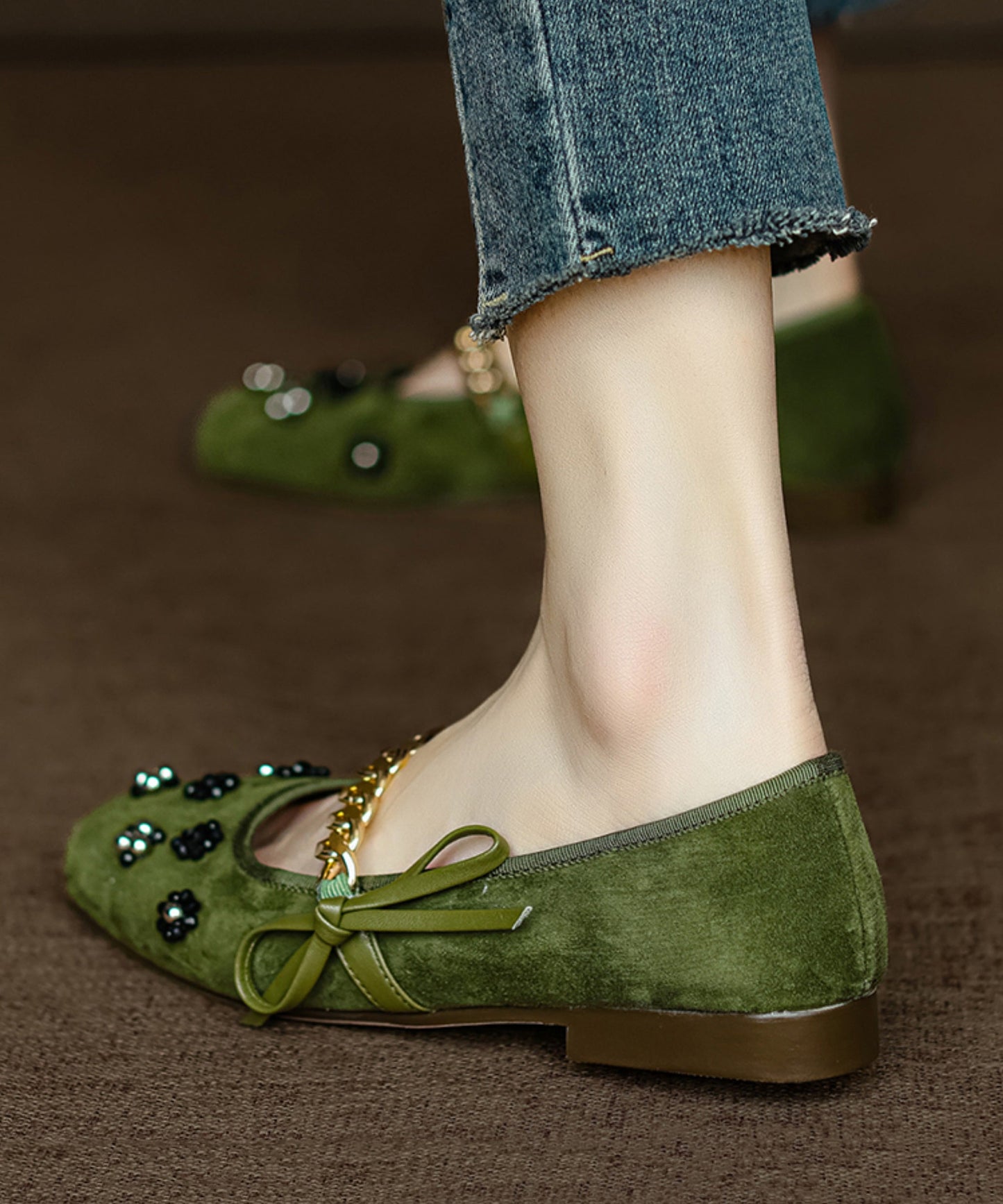 Chaussures plates à clous et perles pour femmes en daim noir AP1056