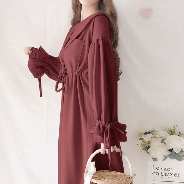 Robe trapèze mi-longue unie à manches longues et col avec cape et bordure contrastante