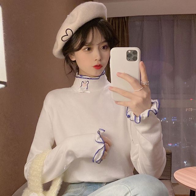 Langärmliges T-Shirt mit aufgesticktem Kaninchenmuster und gewelltem Rand