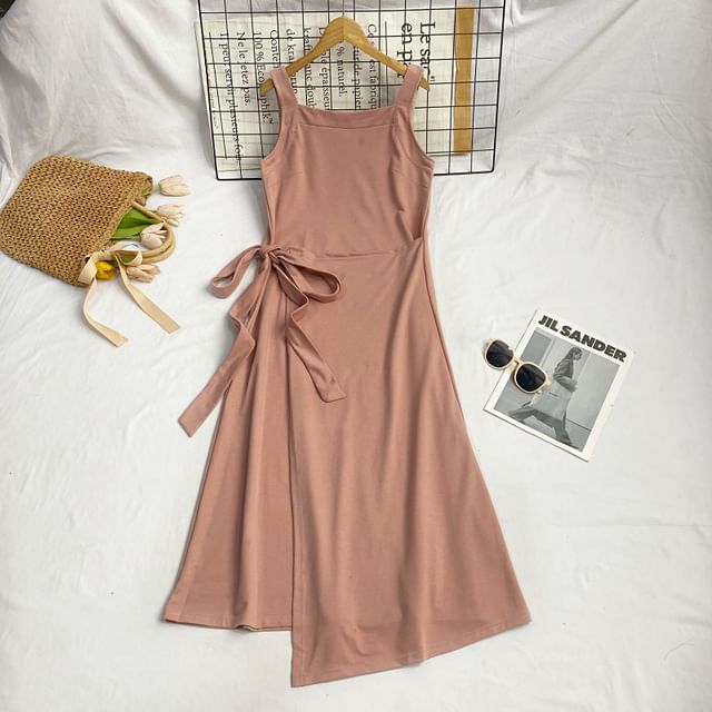 Ärmelloses, asymmetrisches, schlichtes Midi-A-Linien-Kleid