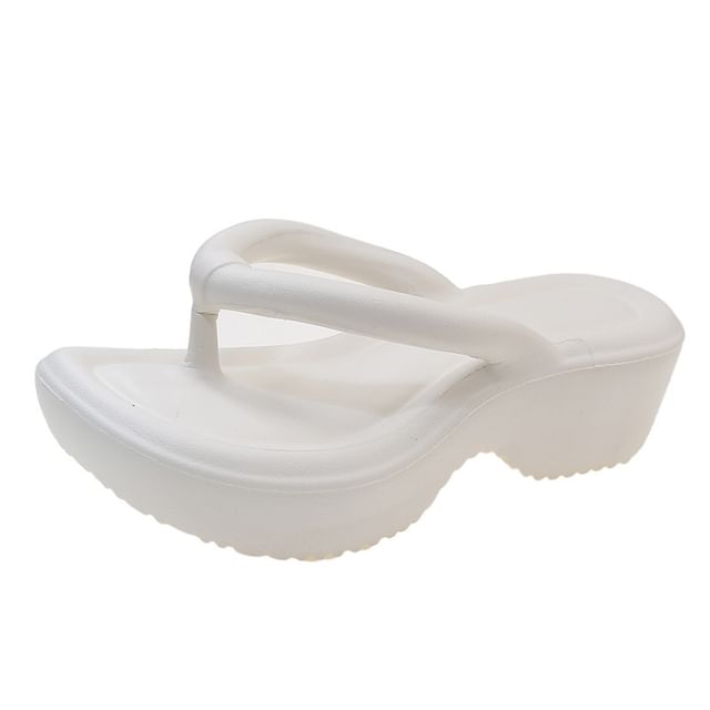 Schlichte Flip-Flops mit Plateausohle