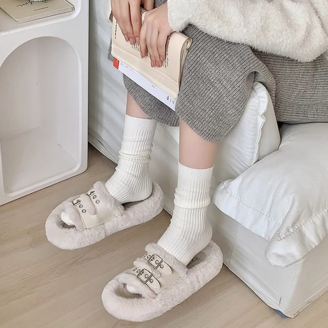 Einfarbige gerippte Socken