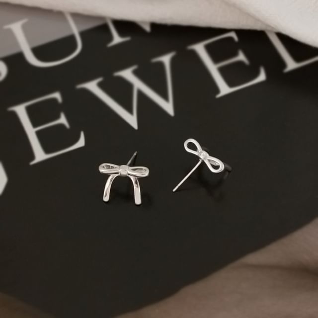 / Stud Clip Earring On Bow