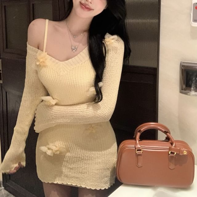 Long-Sleeve Knit Sheath Mini V / Accent Dress Neck Flower Slip