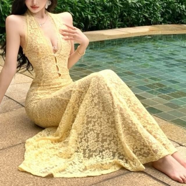 Halter Lace Mermaid Evening Gown V-Neck