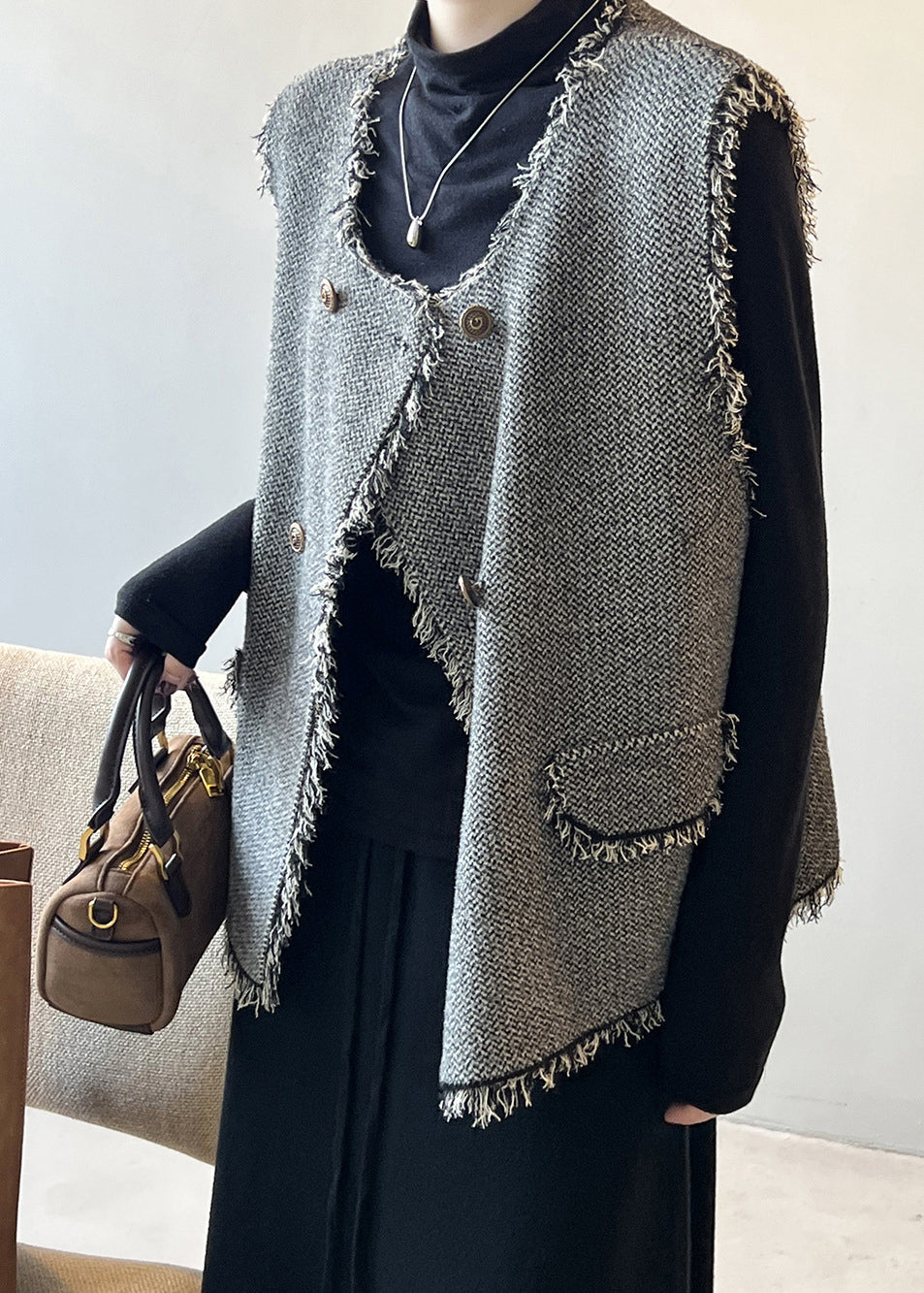 Gilet en tricot croisé à pompons gris chic sans manches AF1053 