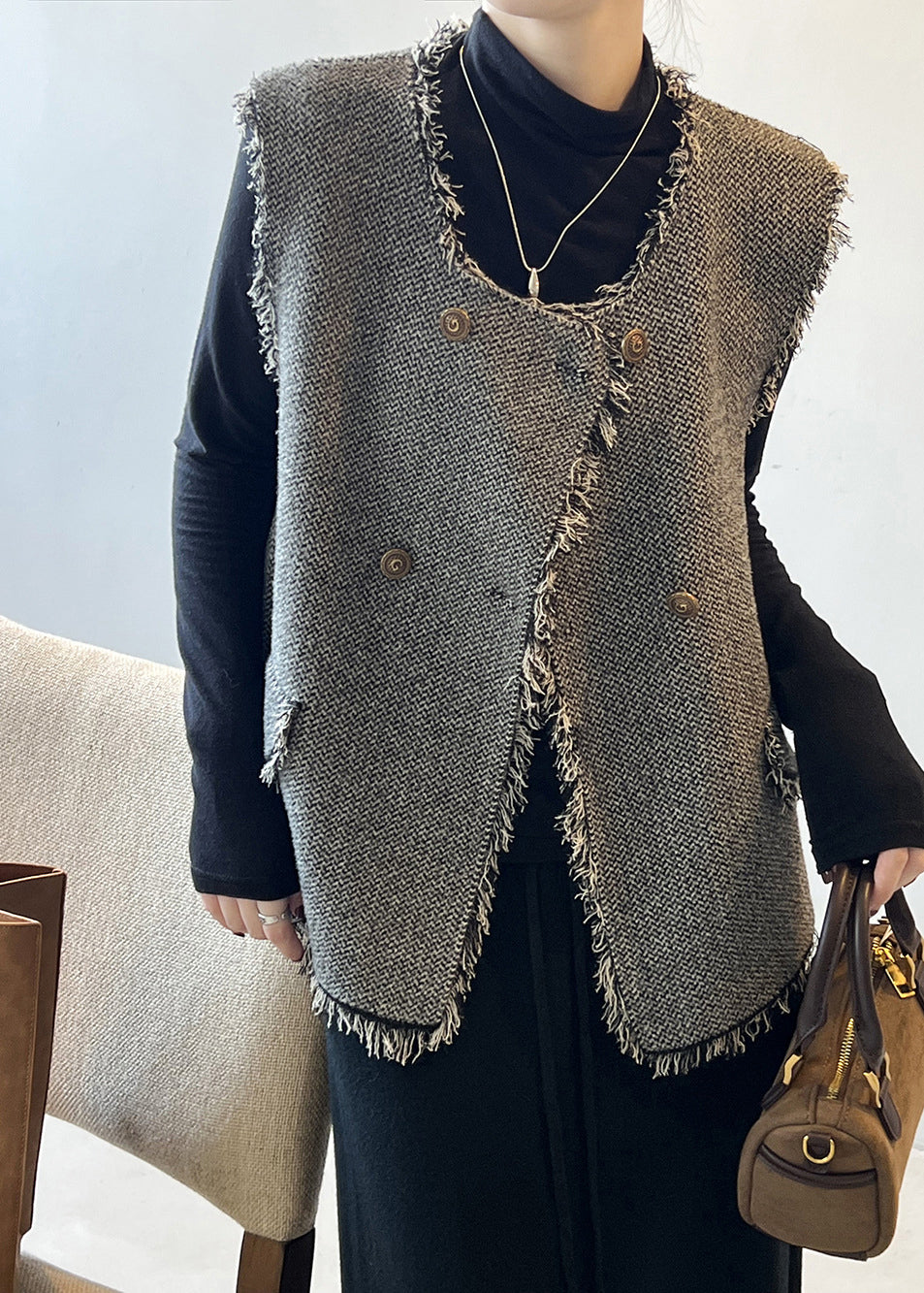 Gilet en tricot croisé à pompons gris chic sans manches AF1053 