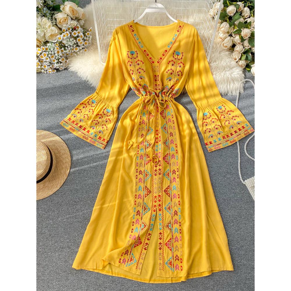 Robe ethnique jaune à col en V avec broderie et cordon de serrage à la taille et manches trompette AR1008 