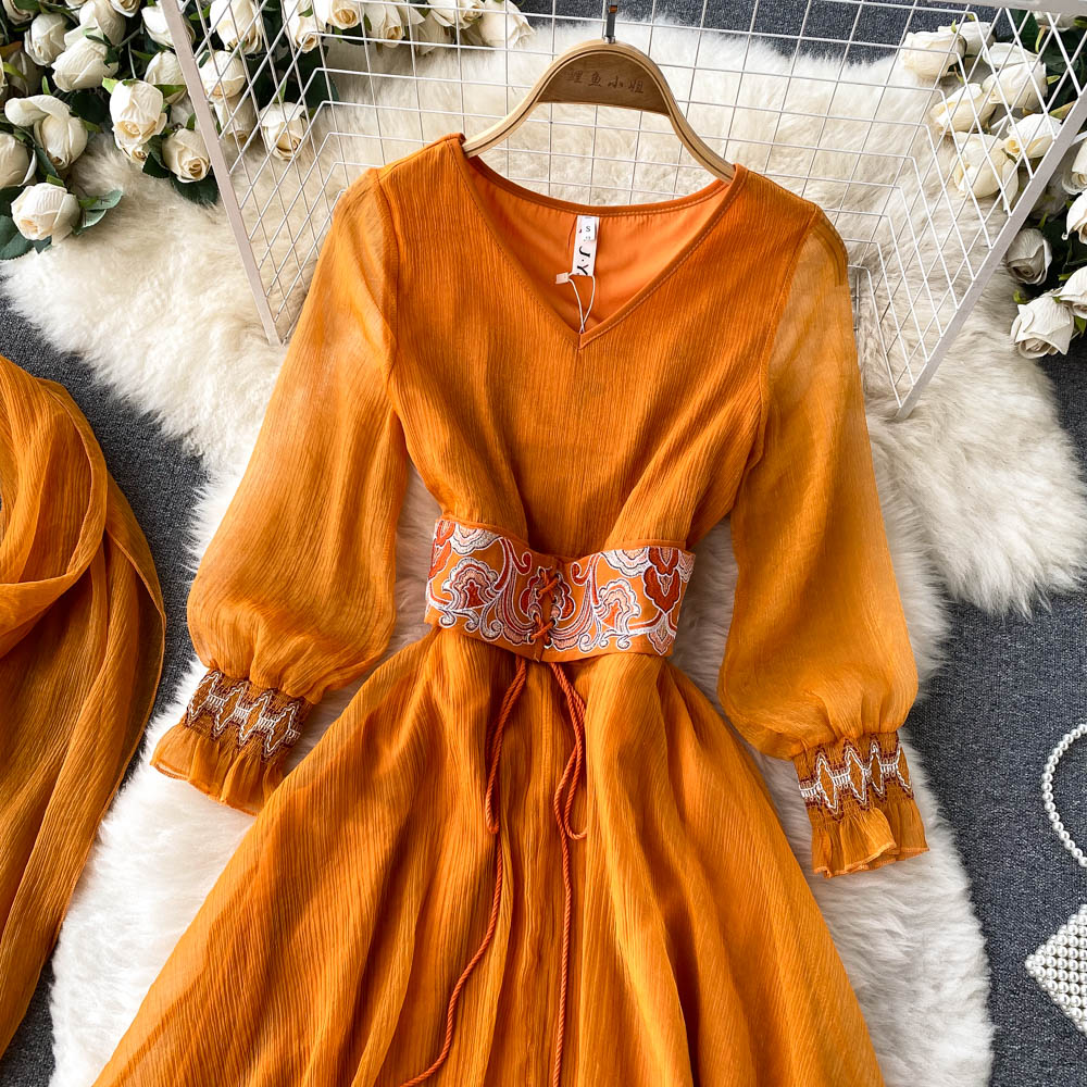 Oranges Retro-Kleid mit V-Ausschnitt, besticktem Bund und Laternenärmeln 