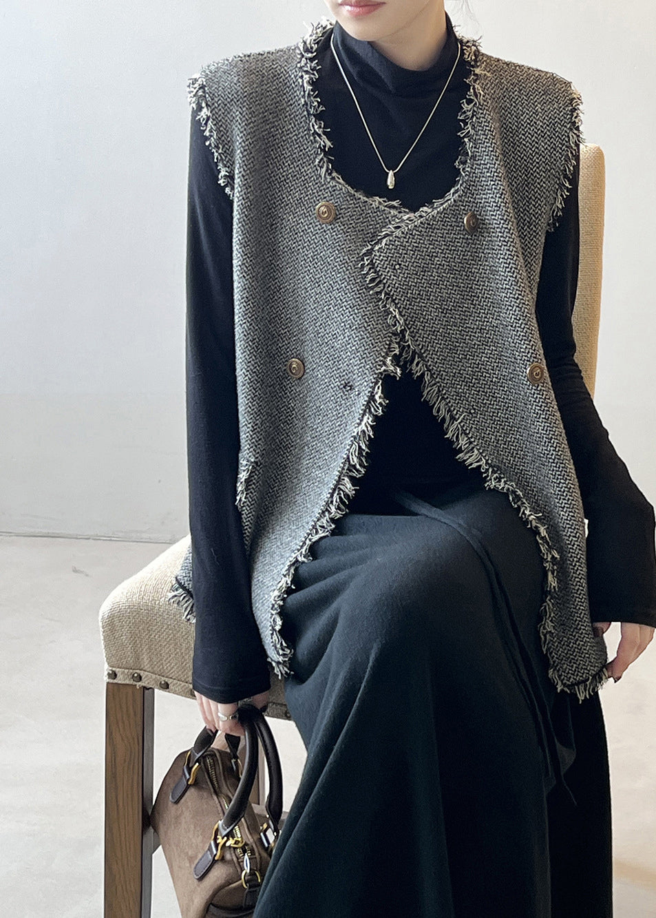 Gilet en tricot croisé à pompons gris chic sans manches AF1053 