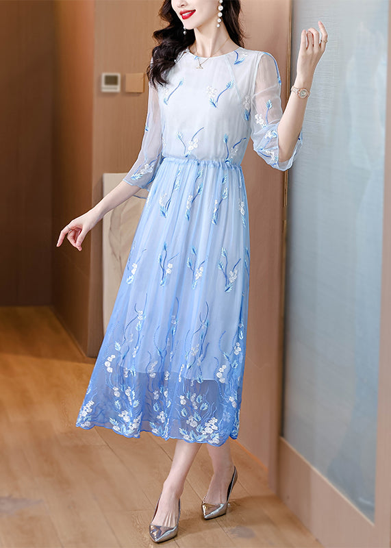 Robe en soie brodée à col rond et cordon de serrage bleu dégradé artistique pour l'été BB028