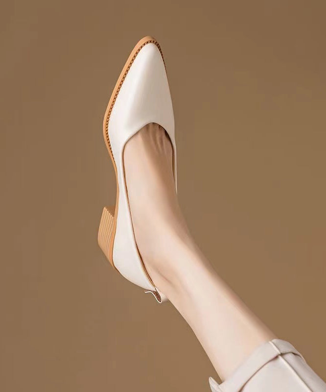 Magnifiques chaussures à talon épais en cuir de vache beige à bout pointu AP1027