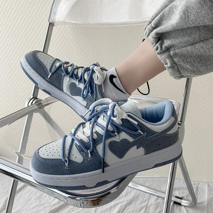 Blaue Sneaker mit Herzmotiv