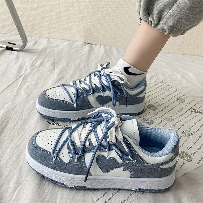 Blaue Sneaker mit Herzmotiv