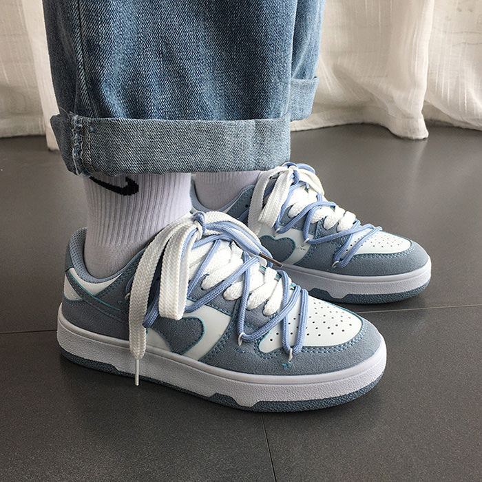 Blaue Sneaker mit Herzmotiv