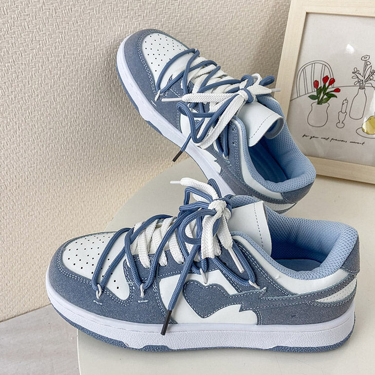 Blaue Sneaker mit Herzmotiv