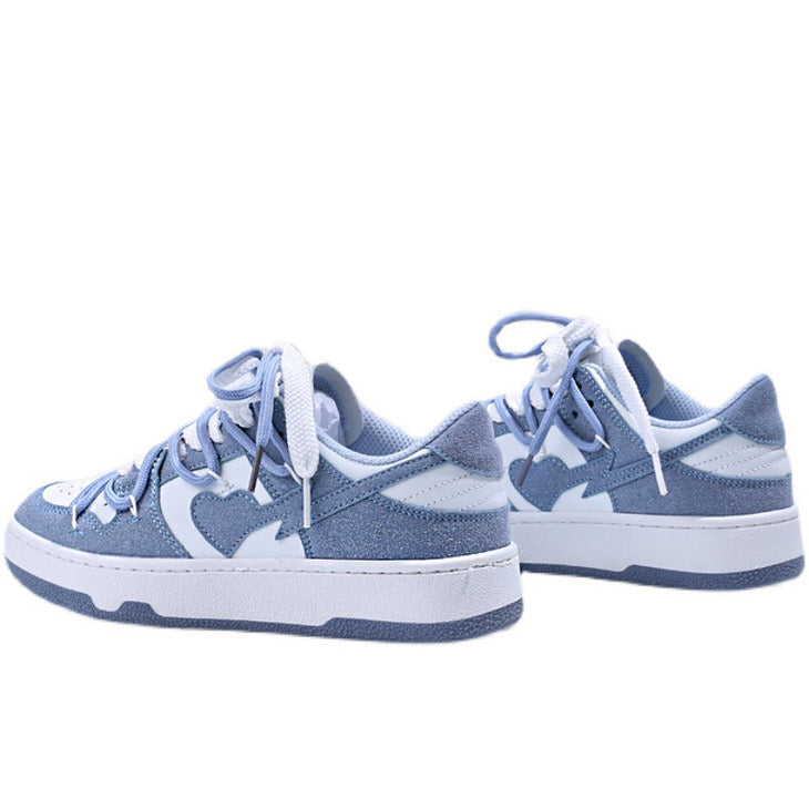 Blaue Sneaker mit Herzmotiv