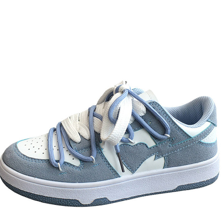 Blaue Sneaker mit Herzmotiv