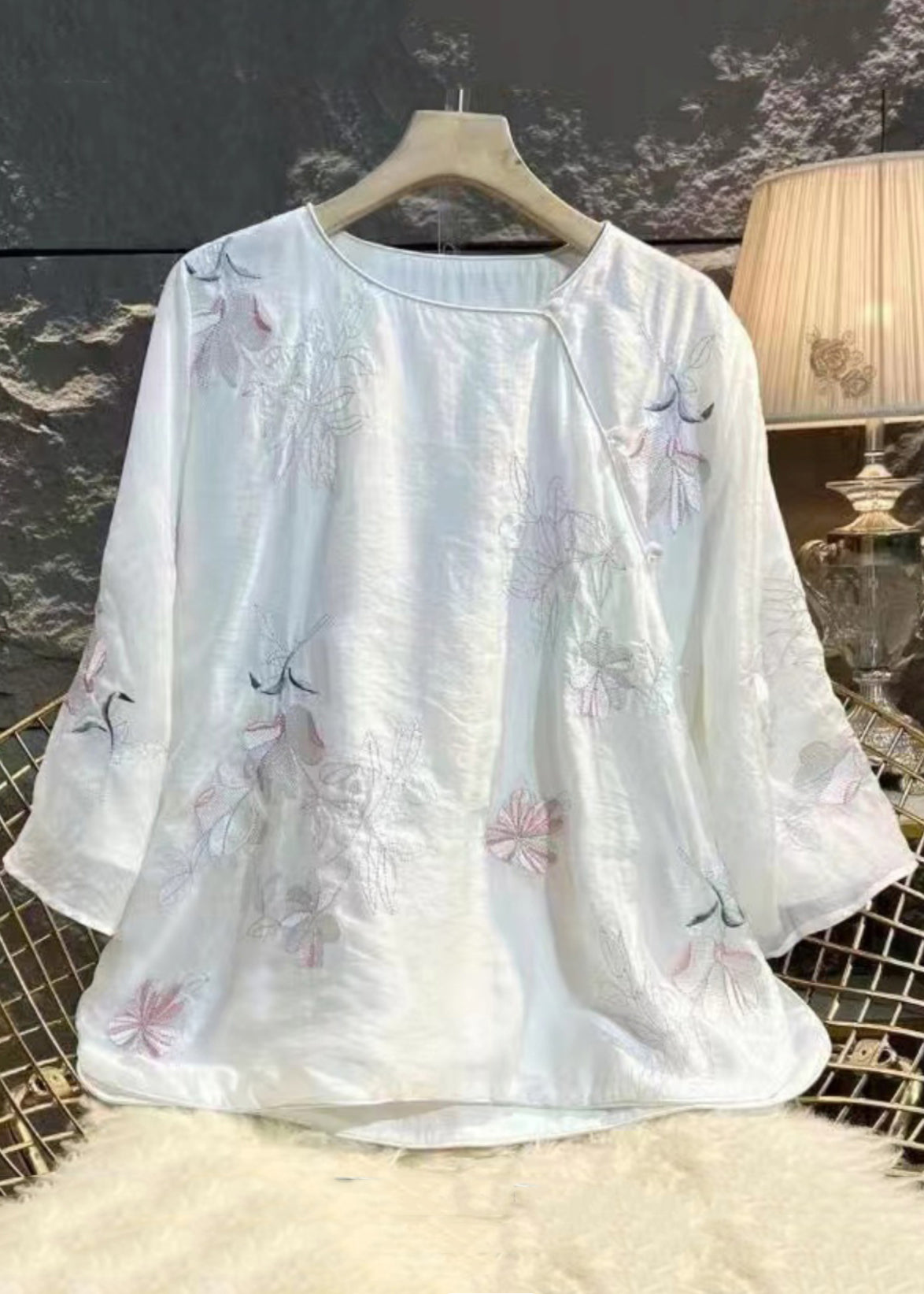 Chemise en lin verte chic brodée avec ouverture latérale et manches bracelet JH015