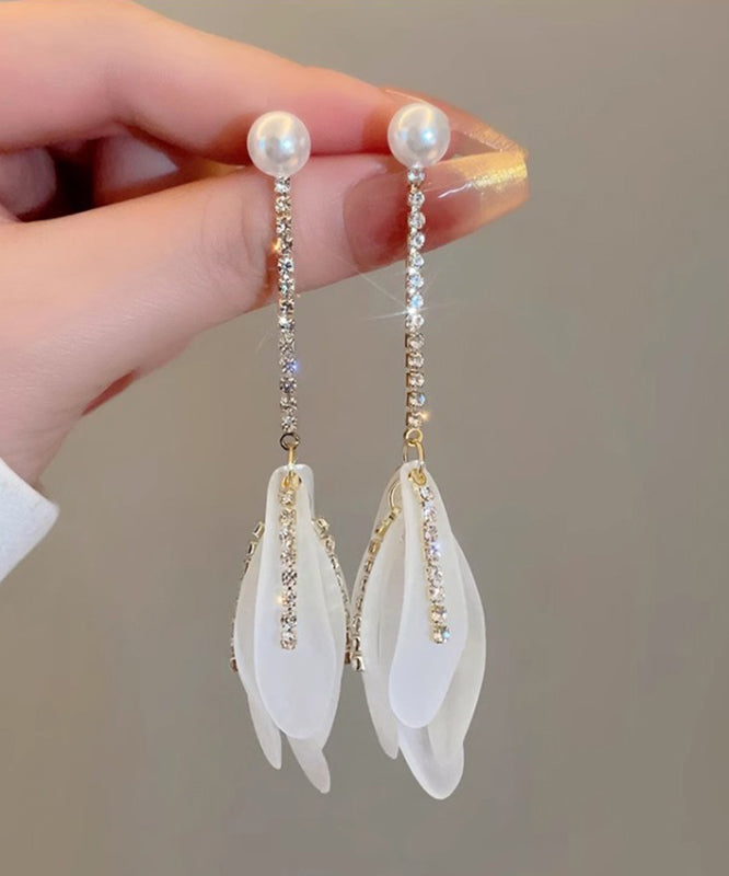 Boucles d'oreilles pendantes élégantes en alliage blanc avec pampilles en forme de pétales de perles en zircon QQ005