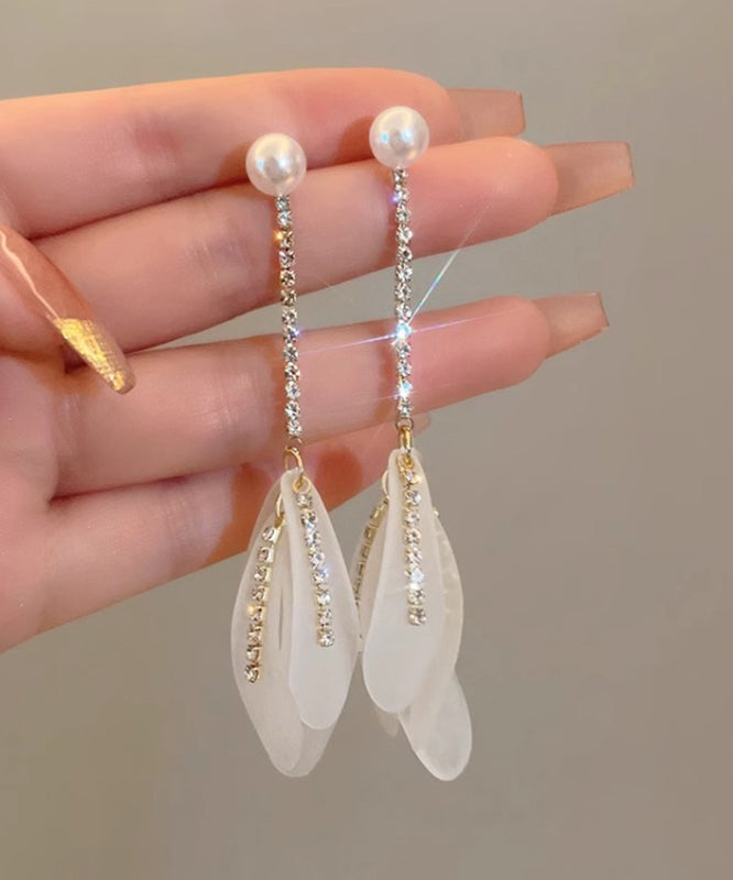 Boucles d'oreilles pendantes élégantes en alliage blanc avec pampilles en forme de pétales de perles en zircon QQ005