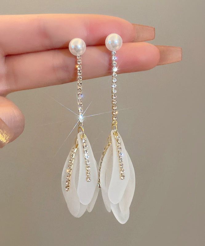 Boucles d'oreilles pendantes élégantes en alliage blanc avec pampilles en forme de pétales de perles en zircon QQ005