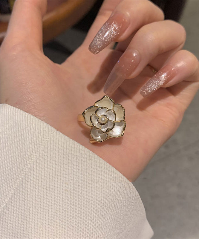Elegante weiße Overgild 14K Gold Kamelien Ringe PO014