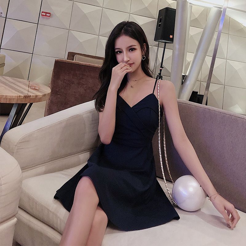 Robe trapèze courte à bretelles spaghetti et col en V