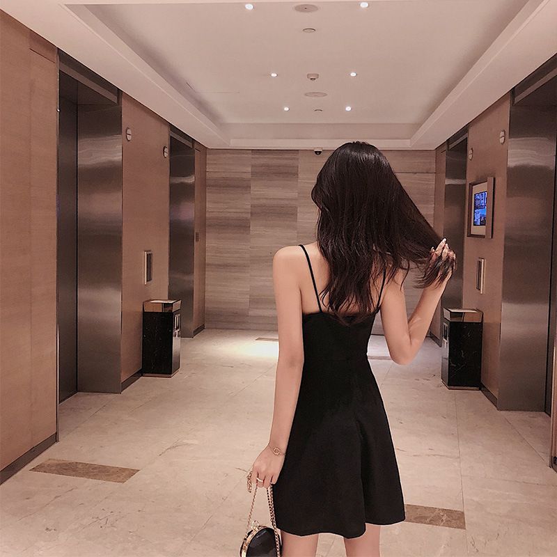 Robe trapèze courte à bretelles spaghetti et col en V