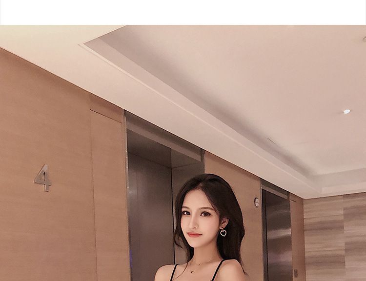 Robe trapèze courte à bretelles spaghetti et col en V