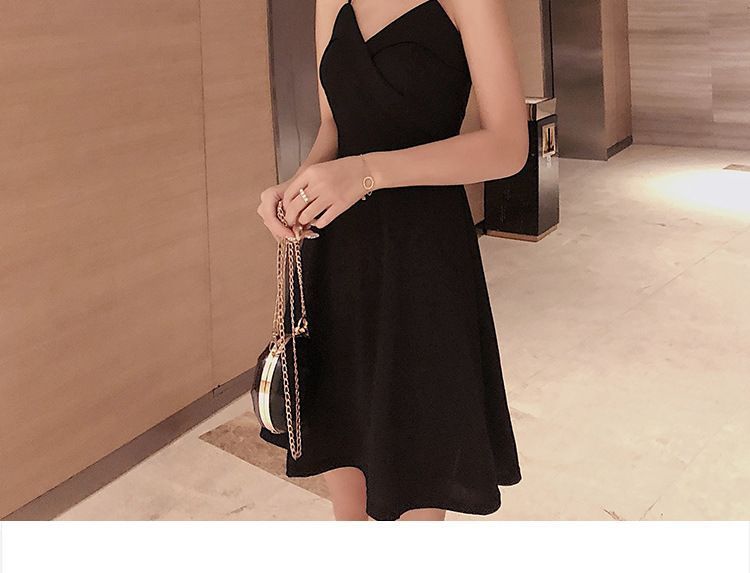 Robe trapèze courte à bretelles spaghetti et col en V