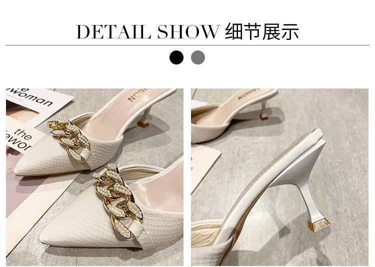 Mules pointues à talons hauts et détails en chaîne