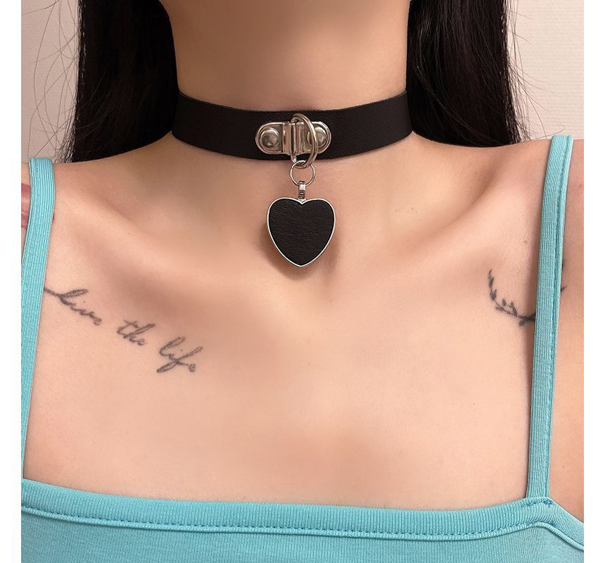 Choker Faux Heart Pendant Leather