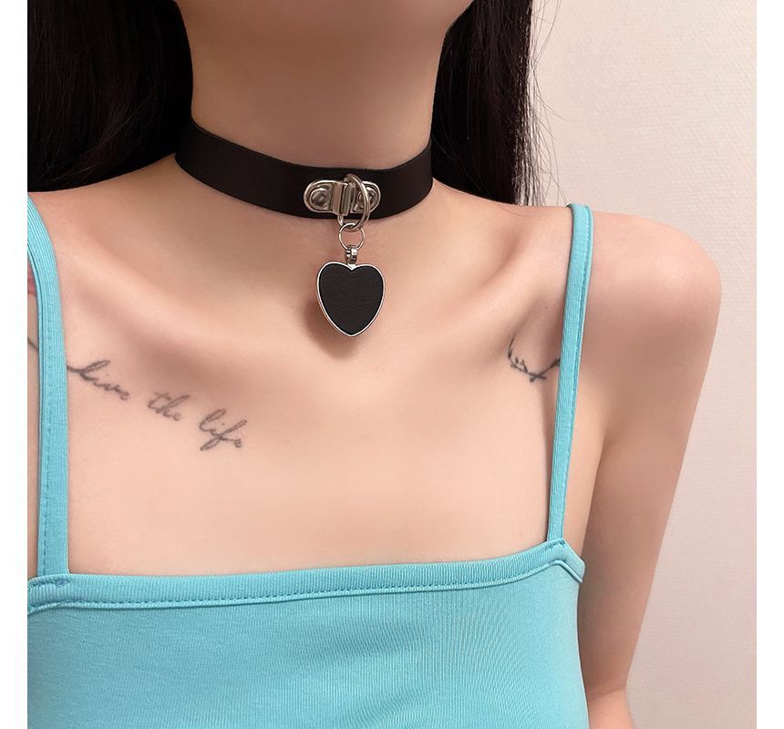 Choker Faux Heart Pendant Leather