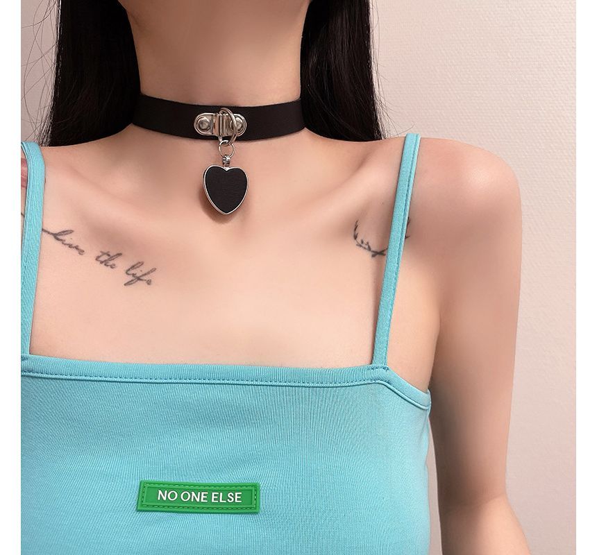 Choker Faux Heart Pendant Leather