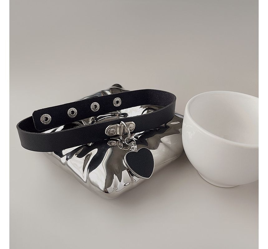 Choker Faux Heart Pendant Leather