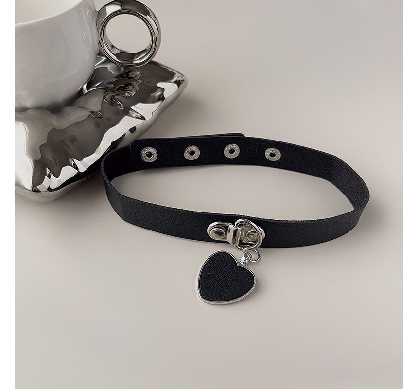 Choker Faux Heart Pendant Leather