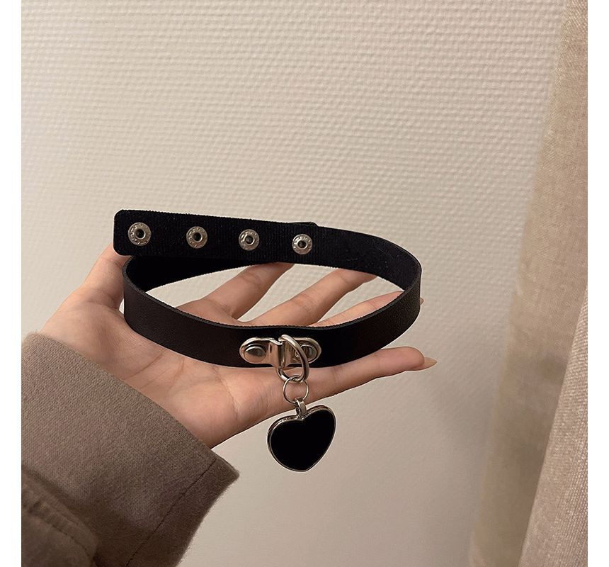 Choker Faux Heart Pendant Leather