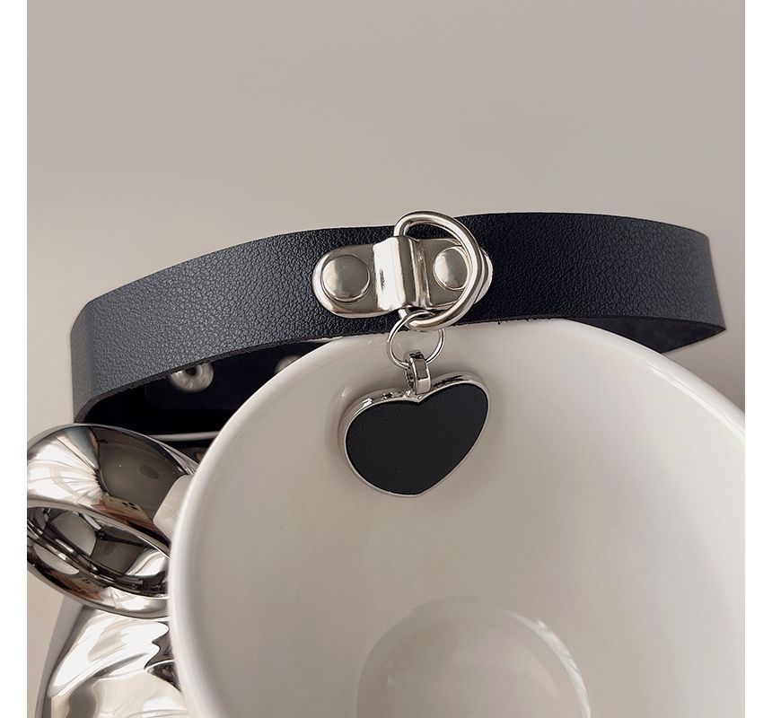 Choker Faux Heart Pendant Leather