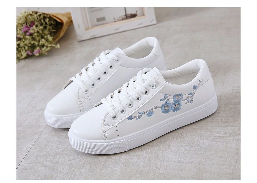 Sneakers Embroidered Floral Lace-Up